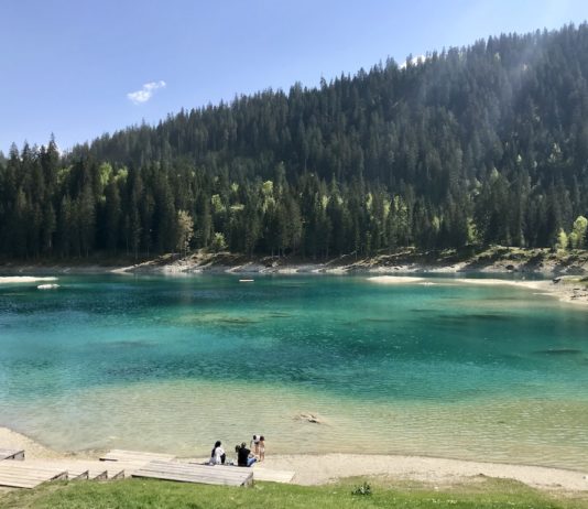 Caumasee สวิตเซอร์แลนด์ก็มีชายหาดกับทะเลสีฟ้า