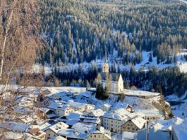 Sgraffiti of Engadin เดินสายชมจิตรกรรมบนผนังปูน ในหมู่บ้านเล็กทางตะวันออกของสวิตเซอร์แลนด์