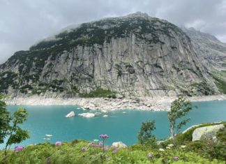 ทะเลสาบสีเขียวบนเขา Grimselpass และพลังน้ำเพื่อผลิตกระแสไฟฟ้าอันน่าอัศจรรย์