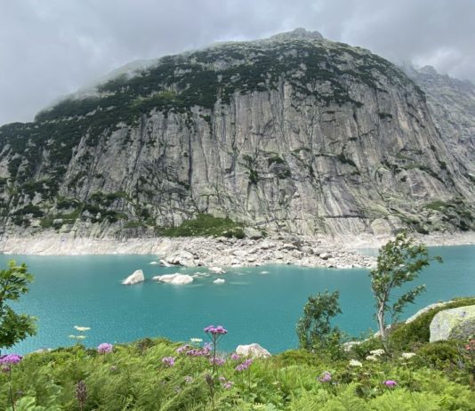 ทะเลสาบสีเขียวบนเขา Grimselpass และพลังน้ำเพื่อผลิตกระแสไฟฟ้าอันน่าอัศจรรย์