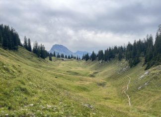 เดินเขาดูภูมิทัศน์ประหลาดจากยุคโบราณที่ Muotathal