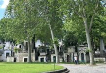 แกะลายแทงสุสานคนดังที่ Père Lachaise Cemetery ในปารีส
