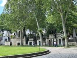 แกะลายแทงสุสานคนดังที่ Père Lachaise Cemetery ในปารีส