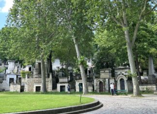 แกะลายแทงสุสานคนดังที่ Père Lachaise Cemetery ในปารีส