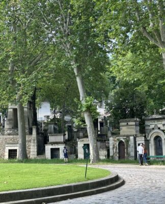 แกะลายแทงสุสานคนดังที่ Père Lachaise Cemetery ในปารีส
