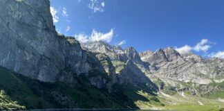 เดินเขาไปว่ายน้ำที่ Oberblegisee ทะเลสาบน้อยบนยอดเขาสูง 1400 เมตร
