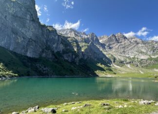 เดินเขาไปว่ายน้ำที่ Oberblegisee ทะเลสาบน้อยบนยอดเขาสูง 1400 เมตร