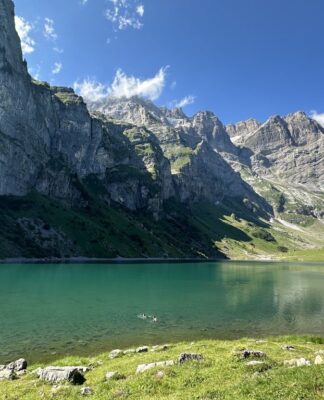 เดินเขาไปว่ายน้ำที่ Oberblegisee ทะเลสาบน้อยบนยอดเขาสูง 1400 เมตร