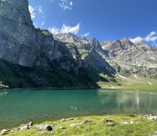 เดินเขาไปว่ายน้ำที่ Oberblegisee ทะเลสาบน้อยบนยอดเขาสูง 1400 เมตร