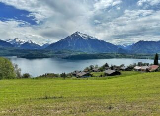 เดินสะพานแขวนเลียบทะเลสาบที่ Sigriswil