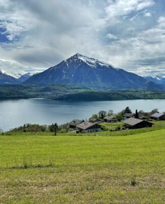 เดินสะพานแขวนเลียบทะเลสาบที่ Sigriswil