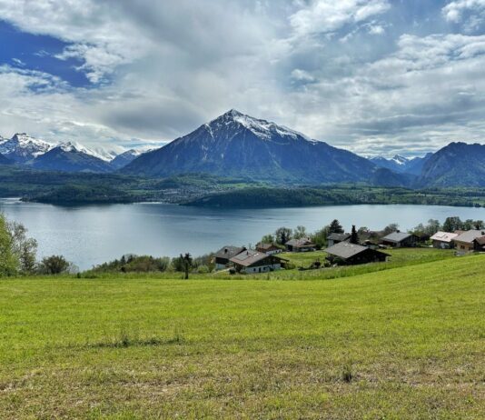 เดินสะพานแขวนเลียบทะเลสาบที่ Sigriswil