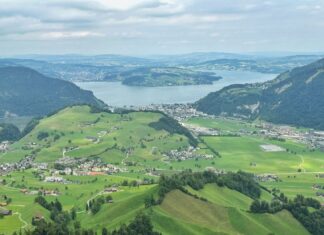 นั่งรถไฟโบราณที่ Stans ขึ้นไปเดินเขา Stanserhorn และชมเมืองเก่า