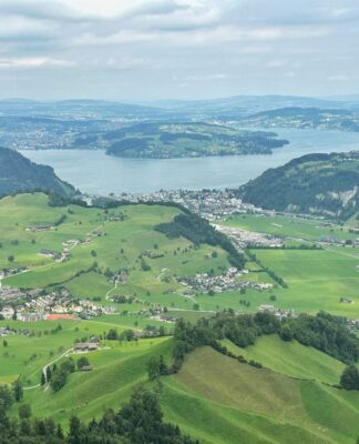 นั่งรถไฟโบราณที่ Stans ขึ้นไปเดินเขา Stanserhorn และชมเมืองเก่า